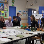 Les enfants de l'école Château de Pouilly présentent leurs projets aux habitants.