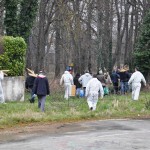 L'équipe de volontaires amène le matériel dans le bois.