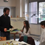 Les enfants de l'école Château de Pouilly présentent leurs projets aux habitants.
